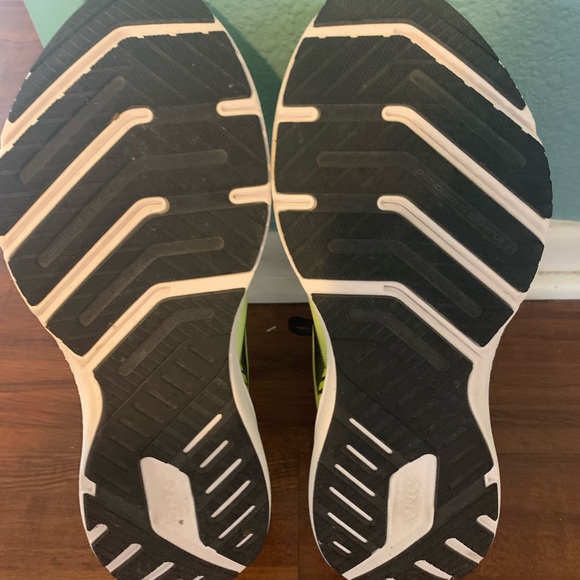 Men’s Brooks running shoes - Picture 4 of 7